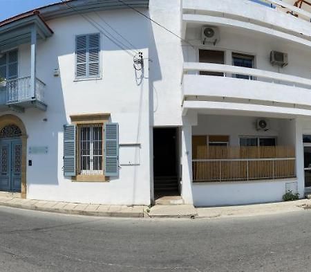 Past Or Trail Hostel Larnaca Ngoại thất bức ảnh