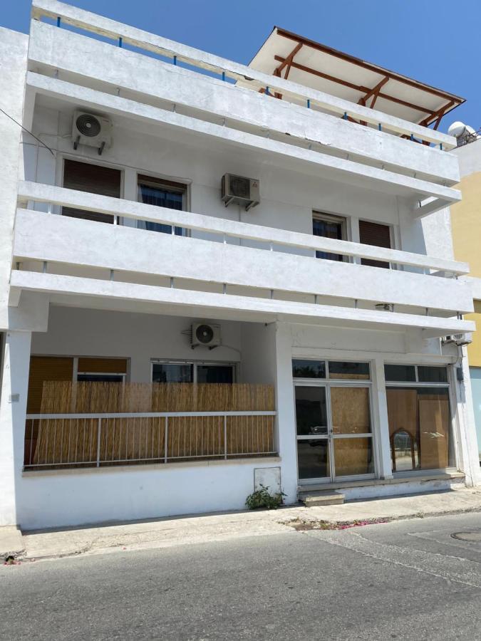Past Or Trail Hostel Larnaca Ngoại thất bức ảnh